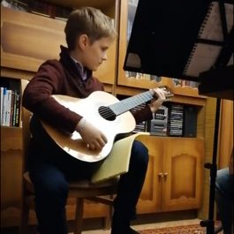 Мелодия на гитаре -маленький испанец