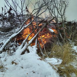 Костёр на даче в зимнее время года когда всё поле покрыто снегом